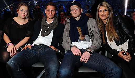 Pärchenabend beim Boxen? Schalkes Benedikt Höwedes (2.v.l.) und Leverkusens Andre Schürrle (2.v.r) mit ihren Freundinnen