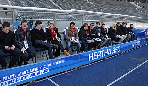 Am Nachmittag stand das Highlight des Camps an: Der Besuch des Spiels Hertha - Werder im Olympiastadion. Die Teilnehmer nahmen vorher auf Ersatz-Bank Platz