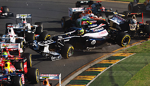 Von Beginn an ging es beim ersten Grand Prix des Jahres heiß her. Hier hebt Williams-Pilot Bruno Senna in der ersten Kurve ab