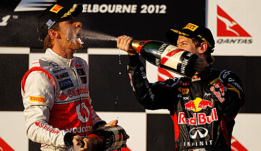 Ganz anders sah das bei Jenson Button (l.) und Sebastian Vettel aus. Die beiden feierten ausgelassen ihre Platzierungen und verteilten den Sieger-Schampus freigiebig