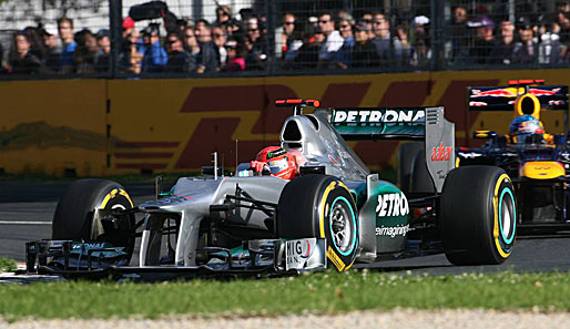 So gut der Start für Michael Schumacher (v.) auch verlief, schon nach 13 Runden musste der Mercedes-Pilot seinen Boliden mit Getriebeproblemen abstellen