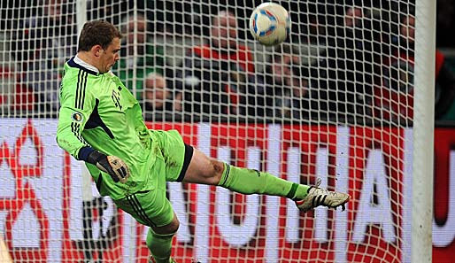 Manuel Neuer hält den letzten Elfmeter der Gladbacher und besiegelt damit den Sieg der Bayern