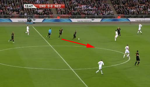 Van Persie übergibt den Ball an Sneijder und macht sich sofort wieder auf den Weg ins Sturmzentrum