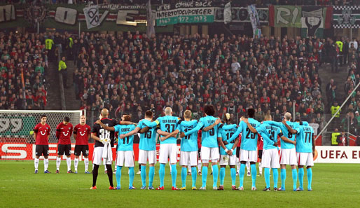 Hannover - Lüttich 4:0: Vor dem Anpfiff fand anlässlich des schweren Busunglücks in der Schweiz eine Schweigeminute statt