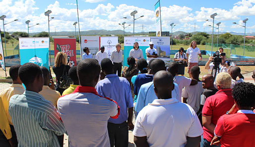 Zurück in Windhoek wurden Spenden überreicht. Hier in einem Sportkomplex, das eigens für geistig behinderte Kinder erbaut wurde