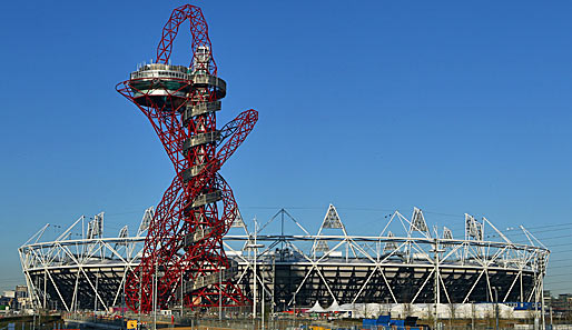 Vor dem neuen Olympiastadion steht die spektakuläre Skulptur namens ArcelorMittal Orbit. Der Aussichtsturm hat eine Höhe von 115 Metern