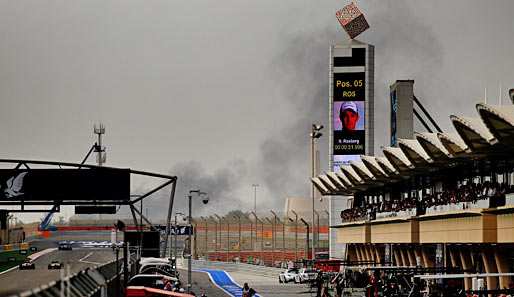 Rauch über Manama während des Bahrain-GP. So sehr es die Verantwortlichen versucht haben, sie konnten die Krawalle im Land nicht tot schweigen