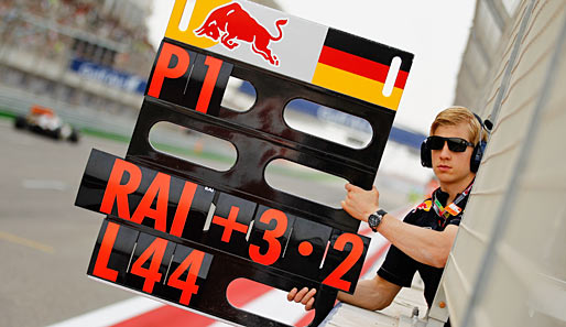 Nach seinem dritten Boxenstopp konnte sich Vettel wieder etwas von Räikkönen absetzen. Sein Physiotherapeut zeigte ihm den beruhigenden Vorsprung an