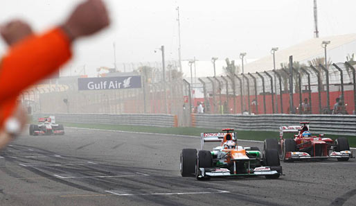 Hinter Vettel und den beiden Lotus wurde es noch richtig eng. Di Resta (l.) rettete hauchdünn vor Alonso den sechsten Platz ins Ziel