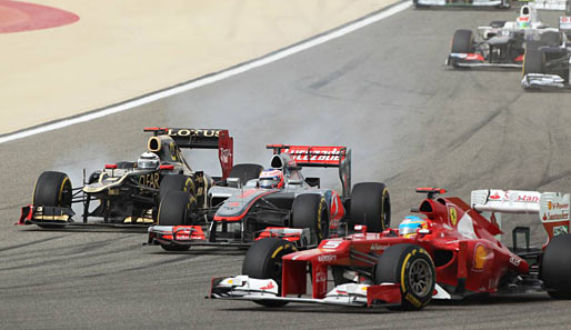 Hinter Vettel wurde es aber richtig eng. Hier der Dreikampf zwischen Alonso, Button und Räikkönen (v.r.) - inklusive qualmender Reifen