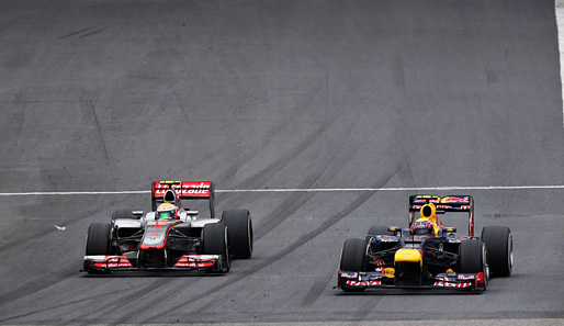 Aber die beiden McLaren rollten dann das Feld von hinten auf. Hier kassiert Lewis Hamilton (l.) Mark Webber