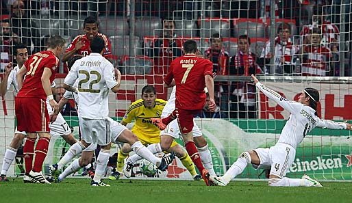 Franck Ribery (2.v.r.) kommt nach einer Ecke frei zum Schuss und netzt ein - 1:0 für Bayern