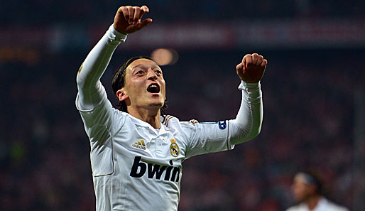 Die Hände zum Himmel - Mesut Özil bejubelt sein wichtiges Auswärtstor für Real Madrid