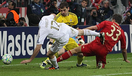 Wer zuletzt lacht: Mario Gomez (r.) drückt den Ball kurz vor Ende doch noch über die Linie - 2:1-Siegtreffer für Bayern