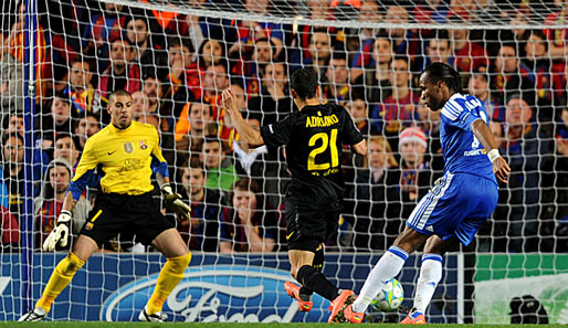 Nach einem blitzsauberen Konter erzielte Chelsea in Person von Didier Drogba (r.) das 1:0