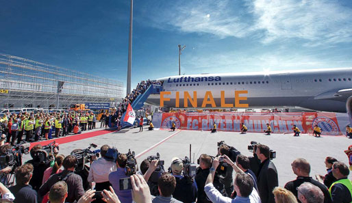 FINALE! Ein gebührender Empfang für den Champions-League-Finalisten am Münchner Flughafen. Passend dazu weiß-blauer Himmel