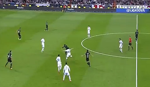 Eine Szene aus dem Ligaspiel Real Madrid vs. FC Valencia (0:0). Xabi Alonso erkämpft zehn Meter in der gegnerischen Hälfte den Ball und spielt zurück zu Sami Khedira