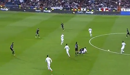 Khedira schaltet sofort um und spielt direkt ab zu Karim Benzema, der sich aus dem Sturmzentrum zurückfallen ließ. Cristiano Ronaldo (Nummer 7) und Mesut Özil bewegen sich bereits Richtung Valencia-Tor