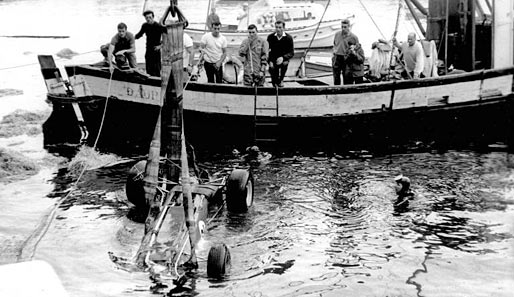 1965: Das Auto von Paul Hawkins muss aus dem Hafenbecken gefischt werden