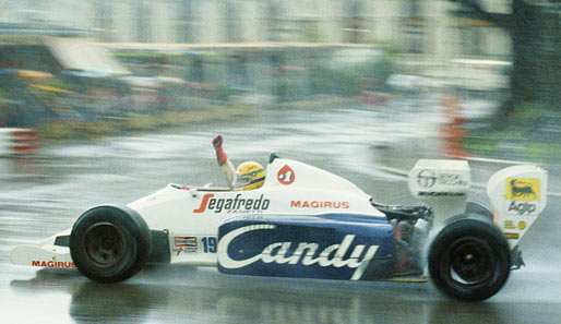 1984: Ayrton Senna hetzt im Toleman Alain Prost, bis der Franzose durch den Rennabbruch erlöst wird