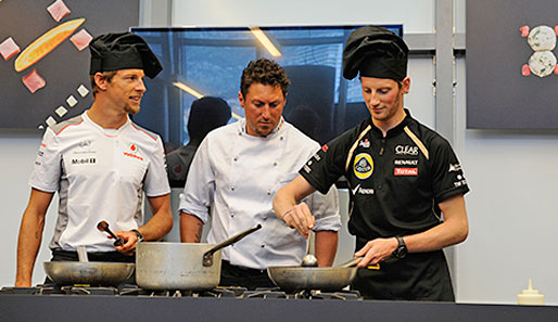 Jenson Button (l.) und Romain Grosjean als Köche? Mit prominenter Hilfe stellte Pirelli in Monaco ein Kochbuch vor, in dem auf amüsante Weise F-1-Motive nachgestellt werden