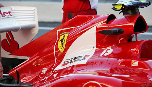 Auch die Motorabdeckung mit der Airbox sieht bei Ferrari sehr aufwändig aus