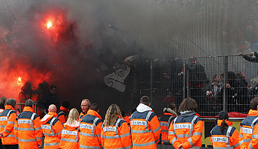 Chaotische Bilder: Viele Köln-Anhänger saßen bereits bedrohlich auf den Zäunen ihrer Blöcke