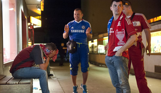 Während für die Bayern-Fans ein Traum zerbrach, feierten die Chelsea-Fans ausgelassen - manchmal auch in direkter Nähe