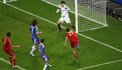 Da war für die Bayern-Fans noch alles in Ordnung: Das 1:0 durch Thomas Müller aus einer anderen Perspektive - Petr Cech ahnte schon Böses