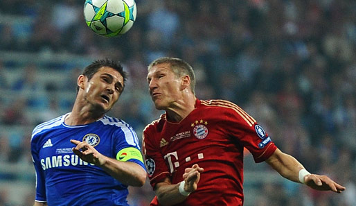 Chelseas Ersatzkapitän Frank Lampard und Bayerns Mittelfeldchef Bastian Schweinsteiger im Kopfballduell