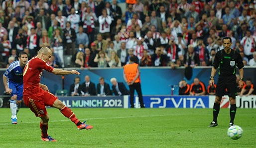 Verlängerung. 95. Minute. Nach Foul von Didier Drogba an Ribery tritt Arjen Robben zum Elfmeter für Bayern München an, schießt...