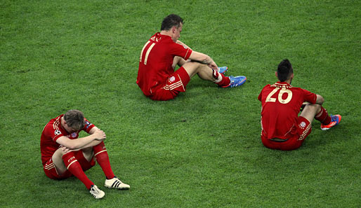 Bei den Bayern herrschte direkt nach Spielende Trauer - Toni Kroos, Ivica Olic und Diego Contento saßen ohne große Regung auf dem Platz