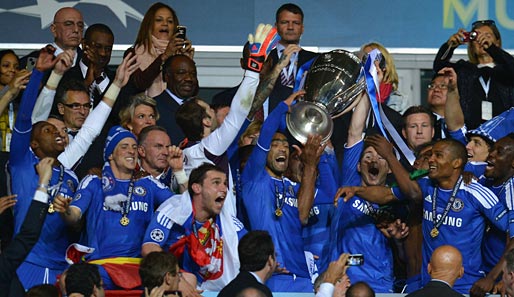 Zum ersten Mal in der Vereinsgeschichte holte der FC Chelsea den früheren Pokal der Landesmeister - mit Frank Lampard an der Trophäe