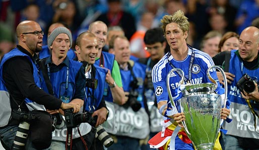 Anschließend übernahm Fernando Torres den Pokal. Genug Kraft hatte er, war er doch erst in der 84. Minute eingewechselt worden