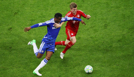Die Mittelfeldspieler Jon Obi Mikel (l.) und Toni Kroos trafen im zentralen Mittelfeld öfter aufeinander