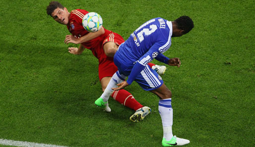 Mario Gomez (l.) bei der Erfüllung seiner Defensivaufgaben gegen Chelseas Jon Obi Mikel