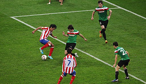 Das 2:0 war ebenfalls hohe Fußballkunst: Falcao (l.) streichelt sich zunächst mal den Ball mit rechts hinten rum...