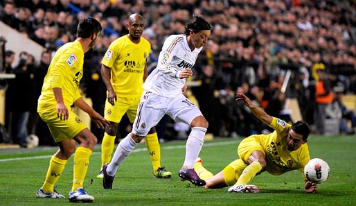 ABSTEIGER: Drei Spieler von Villarreal reichen nicht, um einen Mesut Özil zu bändigen - am Ende steigt das gelbe U-Boot ab