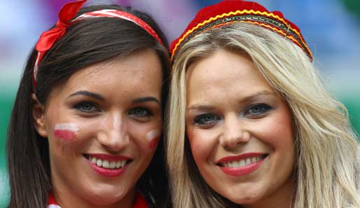 Bei diesen beiden Damen freut man sich über das Spiel von Gastgeber Polen gegen Russland