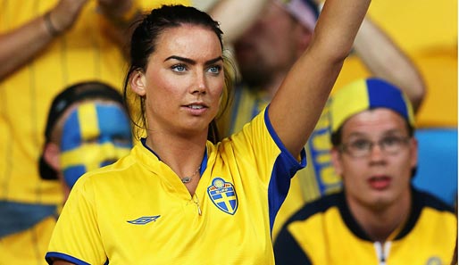 Go Sverige! Passend zum gelb-blauen Outfit beobachten diese blauen Augen das Geschehen auf dem Spielfeld