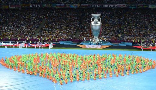 Zuvor jedoch gab es eine künstlerische Darbietung der Veranstalterländer - mit dem überdimensionalen Henri-Delaunay-Pokal im Hintergrund