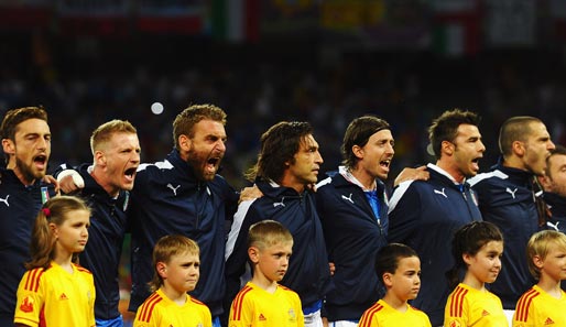 Die Italiener gaben bei der Hymne wie gewohnt alles und versuchten so, den Gegner vielleicht bereits vor dem Spiel zu schlagen
