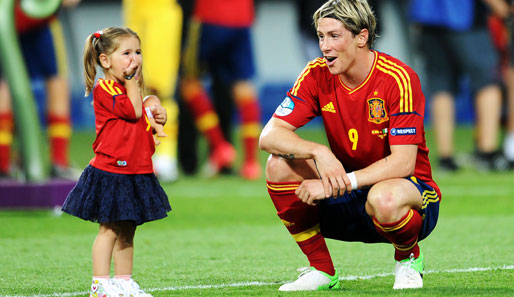 Nach dem Schlusspfiff holte der EM-Torschützenkönig Fernando Torres seine Tochter auf den Platz