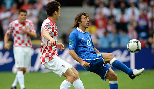 Ein Meister bei der Arbeit: Andrea Pirlo war erneut Herz und Seele des italienischen Spiels. Passend dazu erzielte...