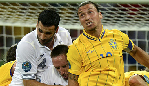 SCHWEDEN -FRANKREICH 2:0: Die Schweden verabschieden sich mit einem Sieg aus dem Turnier. Franck Ribery (M.) wird von Zlatan Ibrahimovic (r.) in die Mangel genommen