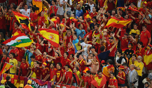PORTUGAL - SPANIEN 2:4 n.E.: Schon vor dem Anpfiff war Partystimmung bei den Spaniern angesagt