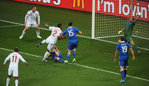 ENGLAND - ITALIEN 2:4 n.E.: Schon nach wenigen Minuten war Italiens Keeper Gianluigi Buffon erstmals gefordert. Das Fazit: erste Prüfung souverän gemeistert