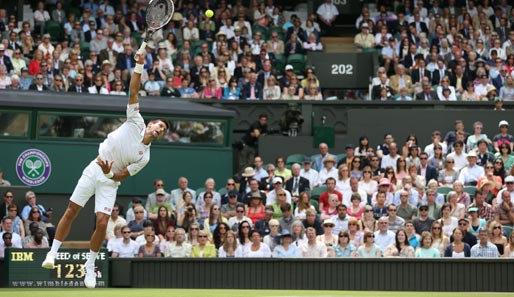 Wenig später hatte Titelverteidiger Novak Djokovic die Ehre, den Center Court zu eröffnen. Der Djoker machte beim 6:3, 6:3 und 6:1 kurzen Prozess mit Juan Carlos Ferrero
