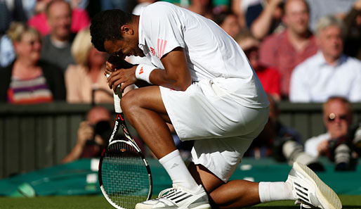 Kein Gebet: Murrays Gegner Jo-Wilfried Tsonga kniete kurzzeitig nieder, weil er einen Ball zwischen die Beine bekam