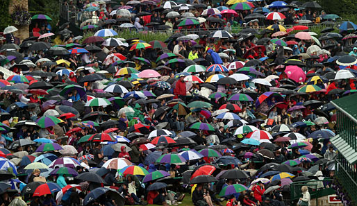 Ein Meer aus Regenschirmen: Dem "einfachen Volk" blieb angesichts horrender Ticketpreise nur ein Platz auf "Murray Mountain" übrig